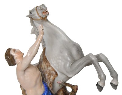 Groupe en porcelaine représentant un homme avec un cheval cabré 