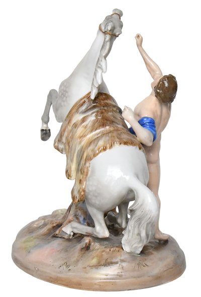 Groupe en porcelaine représentant un homme avec un cheval cabré 