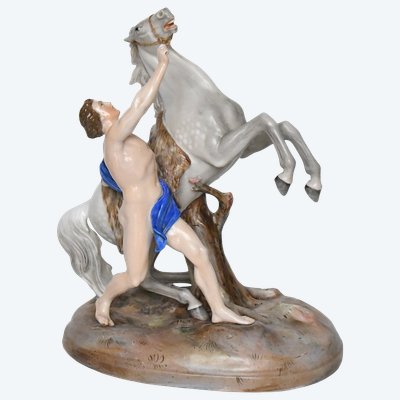 Groupe en porcelaine représentant un homme avec un cheval cabré 