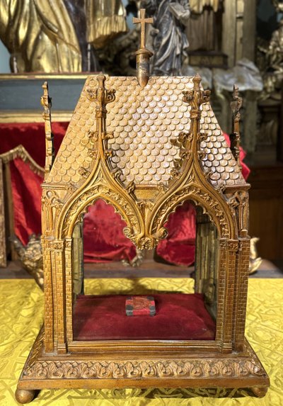 Chasse Reliquaire Néogothique Et Sa Relique - XIXe