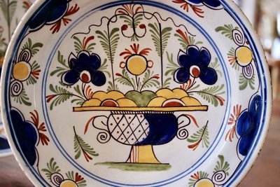 Paire De Plats En Faïence De Delft Polychromes