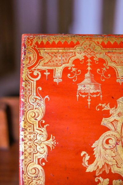 Coppia di scatole da toilette in vernice rossa e oro
