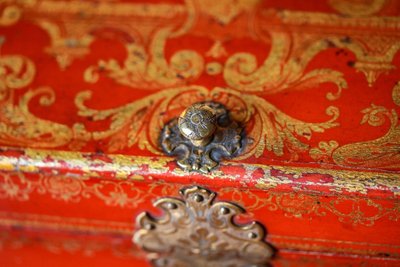Coppia di scatole da toilette in vernice rossa e oro