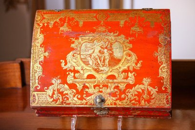 Coppia di scatole da toilette in vernice rossa e oro