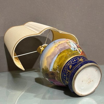 Lampe antique en porcelaine royale de Vienne peinte
