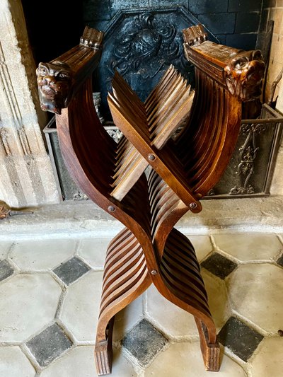 Poltrona Dagoberto o a X, intagliata, XIX secolo