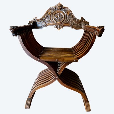 Poltrona Dagoberto o a X, intagliata, XIX secolo