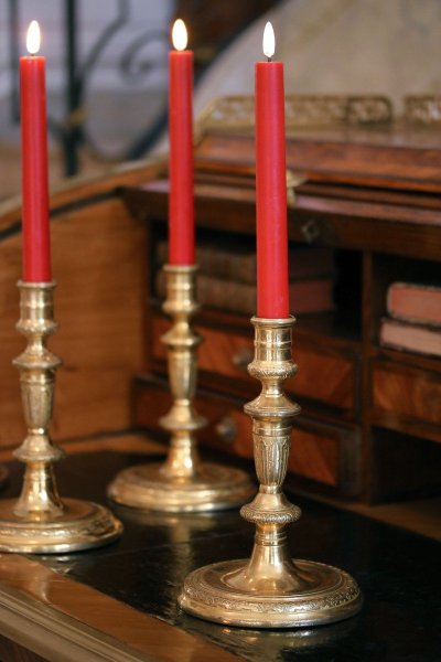 Suite De Quatre Bougeoirs En Bronze Doré Et Ciselé