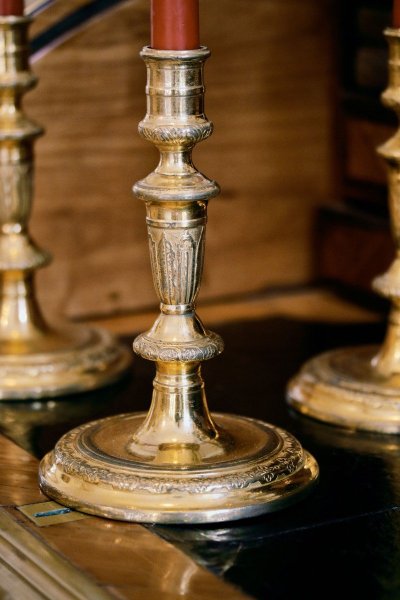 Suite De Quatre Bougeoirs En Bronze Doré Et Ciselé