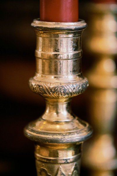 Suite De Quatre Bougeoirs En Bronze Doré Et Ciselé