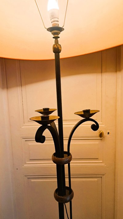 Wohnzimmer-Stehlampe im neoklassizistischen Stil "Maison JANSEN", eine Flamme und drei Kerzen