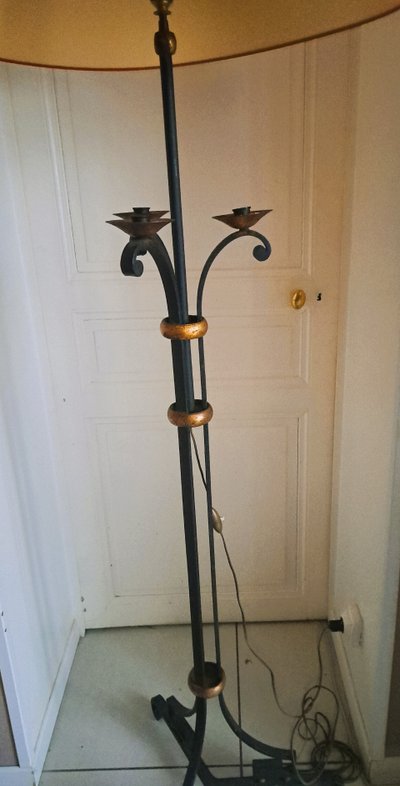 Wohnzimmer-Stehlampe im neoklassizistischen Stil "Maison JANSEN", eine Flamme und drei Kerzen