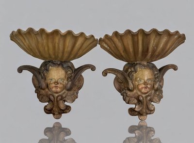 COPPIA DI SGABELLI IN GESSO PATINA DEL XIX SECOLO CON DECORO A FORMA DI ALATO