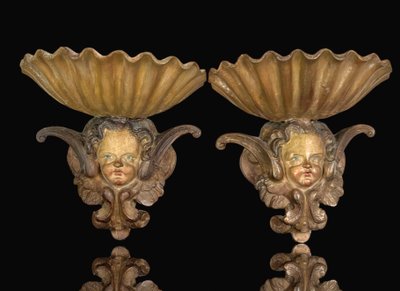COPPIA DI SGABELLI IN GESSO PATINA DEL XIX SECOLO CON DECORO A FORMA DI ALATO