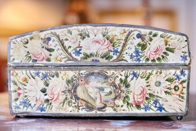 Boîte Recouverte De Vélin Peint