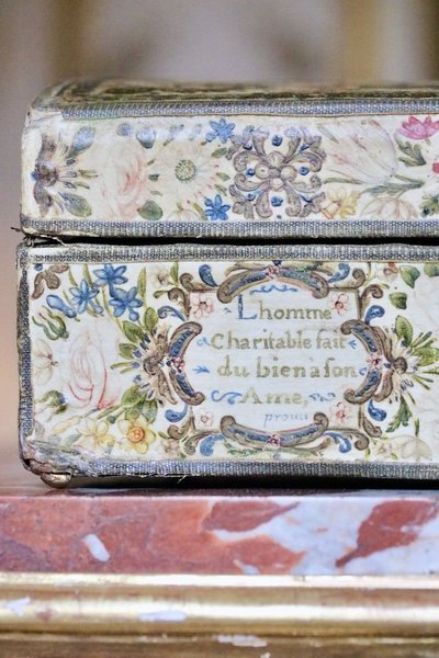 Boîte Recouverte De Vélin Peint