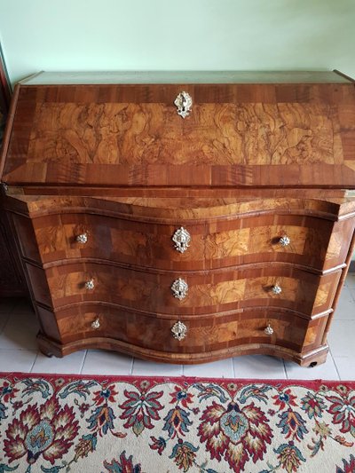 Commode scriban Galbée Noyer époque LXIV