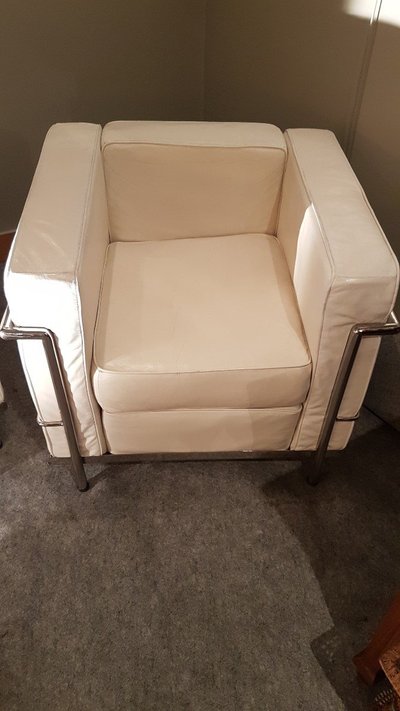 Paire De Fauteuils En Cuir Blanc Le Corbusier  Modèle Original Lc2