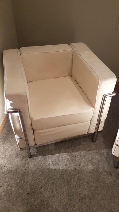 Paire De Fauteuils En Cuir Blanc Le Corbusier  Modèle Original Lc2