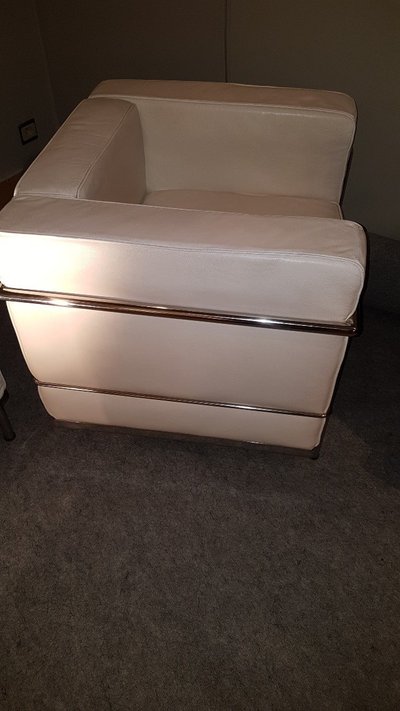 Paire De Fauteuils En Cuir Blanc Le Corbusier  Modèle Original Lc2