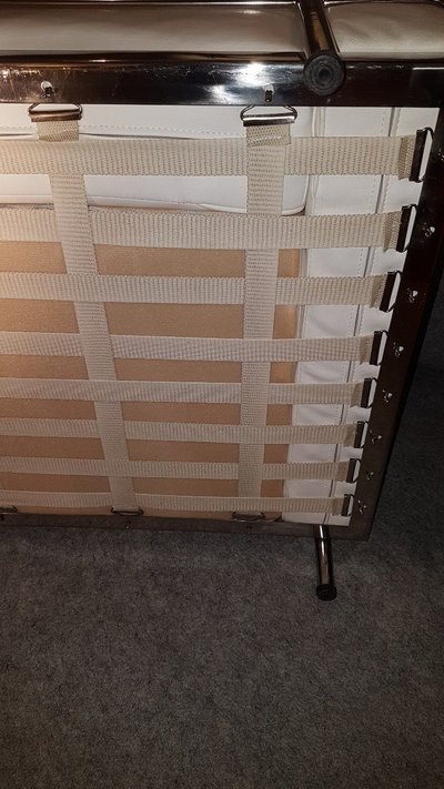 Paire De Fauteuils En Cuir Blanc Le Corbusier  Modèle Original Lc2