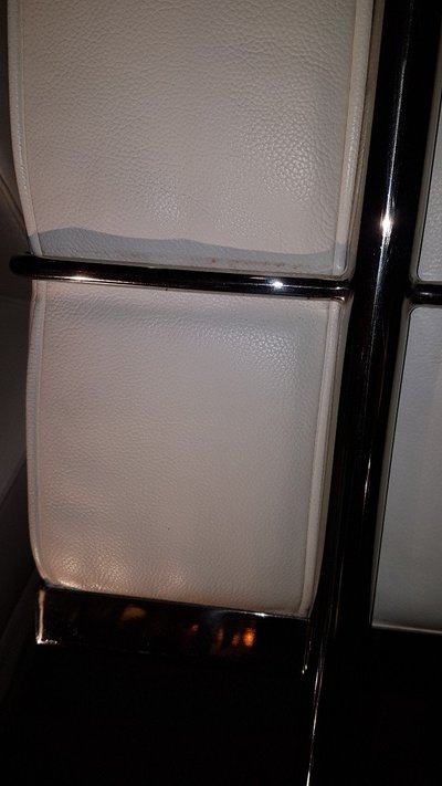 Paire De Fauteuils En Cuir Blanc Le Corbusier  Modèle Original Lc2