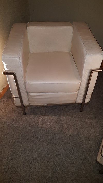 Paire De Fauteuils En Cuir Blanc Le Corbusier  Modèle Original Lc2