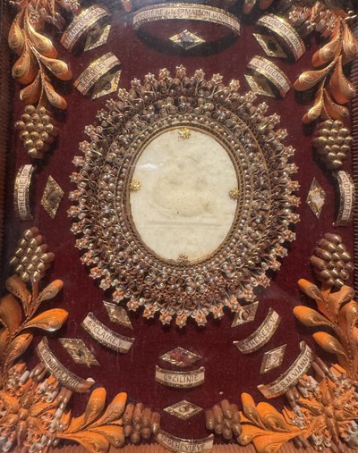Paperolles con quattordici reliquie e sigilli episcopali - Circa 1910  