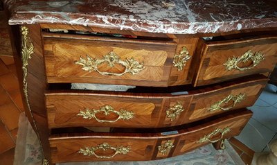 Commode Louis XV En Marqueterie  Estampillée J.g. Schlichtig  époque 18ème.