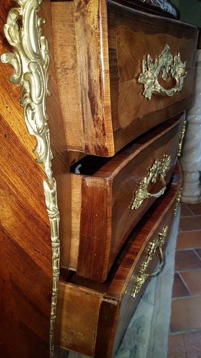 Commode Louis XV En Marqueterie  Estampillée J.g. Schlichtig  époque 18ème.