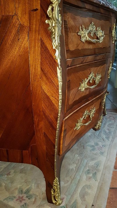 Commode Louis XV En Marqueterie  Estampillée J.g. Schlichtig  époque 18ème.