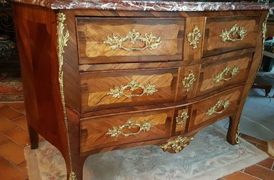 Commode Louis XV En Marqueterie  Estampillée J.g. Schlichtig  époque 18ème.