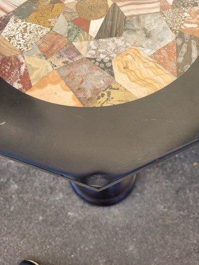 Hocker mit Intarsienplatte aus Hartstein, 19. Jahrhundert