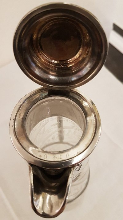 Brocca di cristallo incisa del XIX secolo con montatura in argento