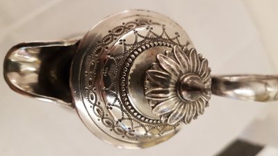 Brocca di cristallo incisa del XIX secolo con montatura in argento
