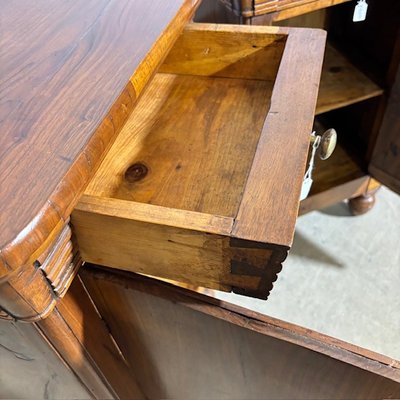 Ancienne paire de tables de chevet en noyer 1820 Milan. Charles X. restauré Dimensions 49 x 34 h 80 