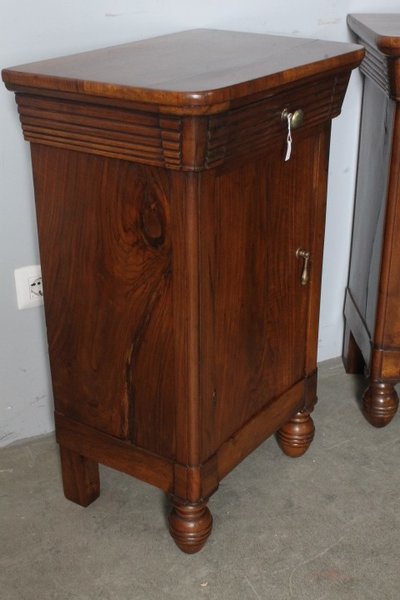 Ancienne paire de tables de chevet en noyer 1820 Milan. Charles X. restauré Dimensions 49 x 34 h 80 
