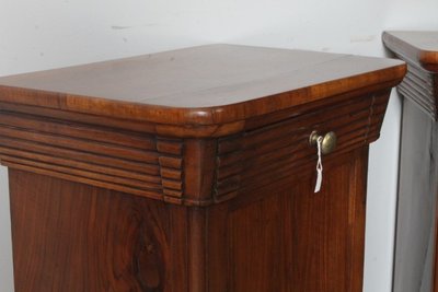 Ancienne paire de tables de chevet en noyer 1820 Milan. Charles X. restauré Dimensions 49 x 34 h 80 