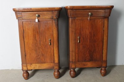 Ancienne paire de tables de chevet en noyer 1820 Milan. Charles X. restauré Dimensions 49 x 34 h 80 