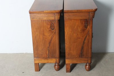 Ancienne paire de tables de chevet en noyer 1820 Milan. Charles X. restauré Dimensions 49 x 34 h 80 