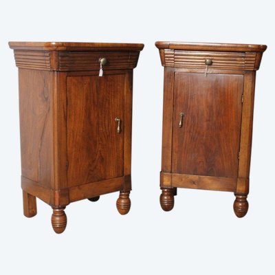 Ancienne paire de tables de chevet en noyer 1820 Milan. Charles X. restauré Dimensions 49 x 34 h 80 