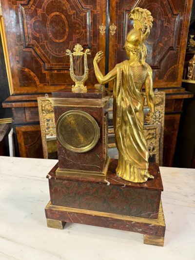 EMPIRE-UHR MIT DEKOR EINER BEHELMTEN MINERVA 