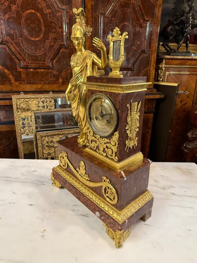 EMPIRE-UHR MIT DEKOR EINER BEHELMTEN MINERVA 