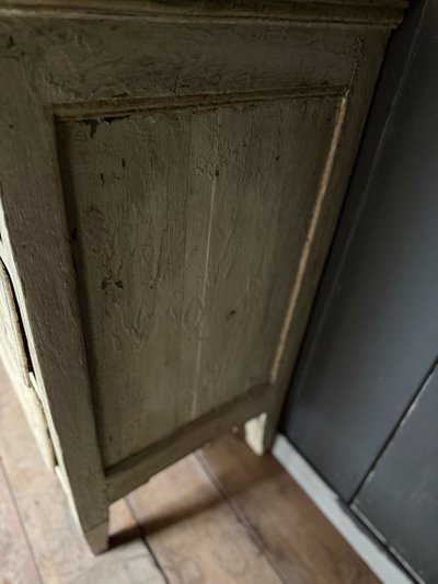 Commode liégeoise Louis XVI datant du 19e siècle patinée 