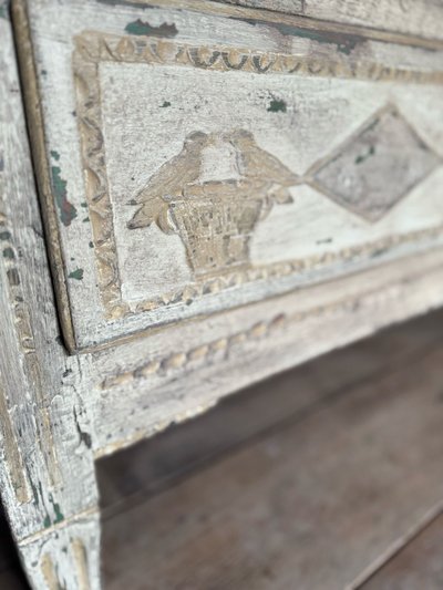 Commode liégeoise Louis XVI datant du 19e siècle patinée 