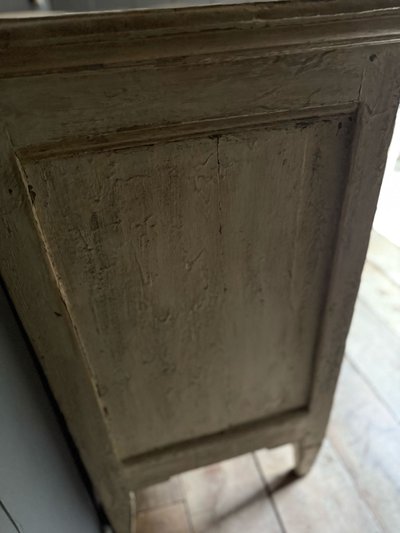 Commode liégeoise Louis XVI datant du 19e siècle patinée 