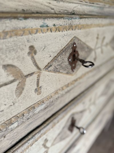 Commode liégeoise Louis XVI datant du 19e siècle patinée 