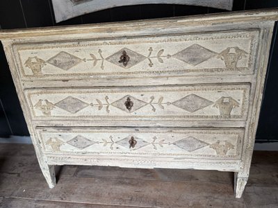 Commode liégeoise Louis XVI datant du 19e siècle patinée 