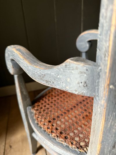 Piccola sedia per bambini in canna e patina