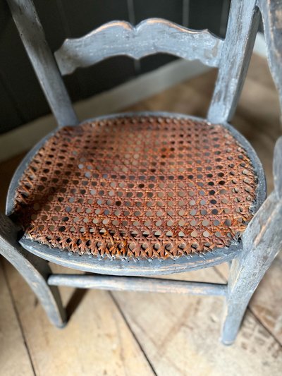Piccola sedia per bambini in canna e patina